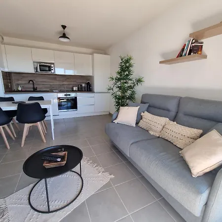 Ensoleille, Wifi-clim-gare-terrasse شقة ناربون